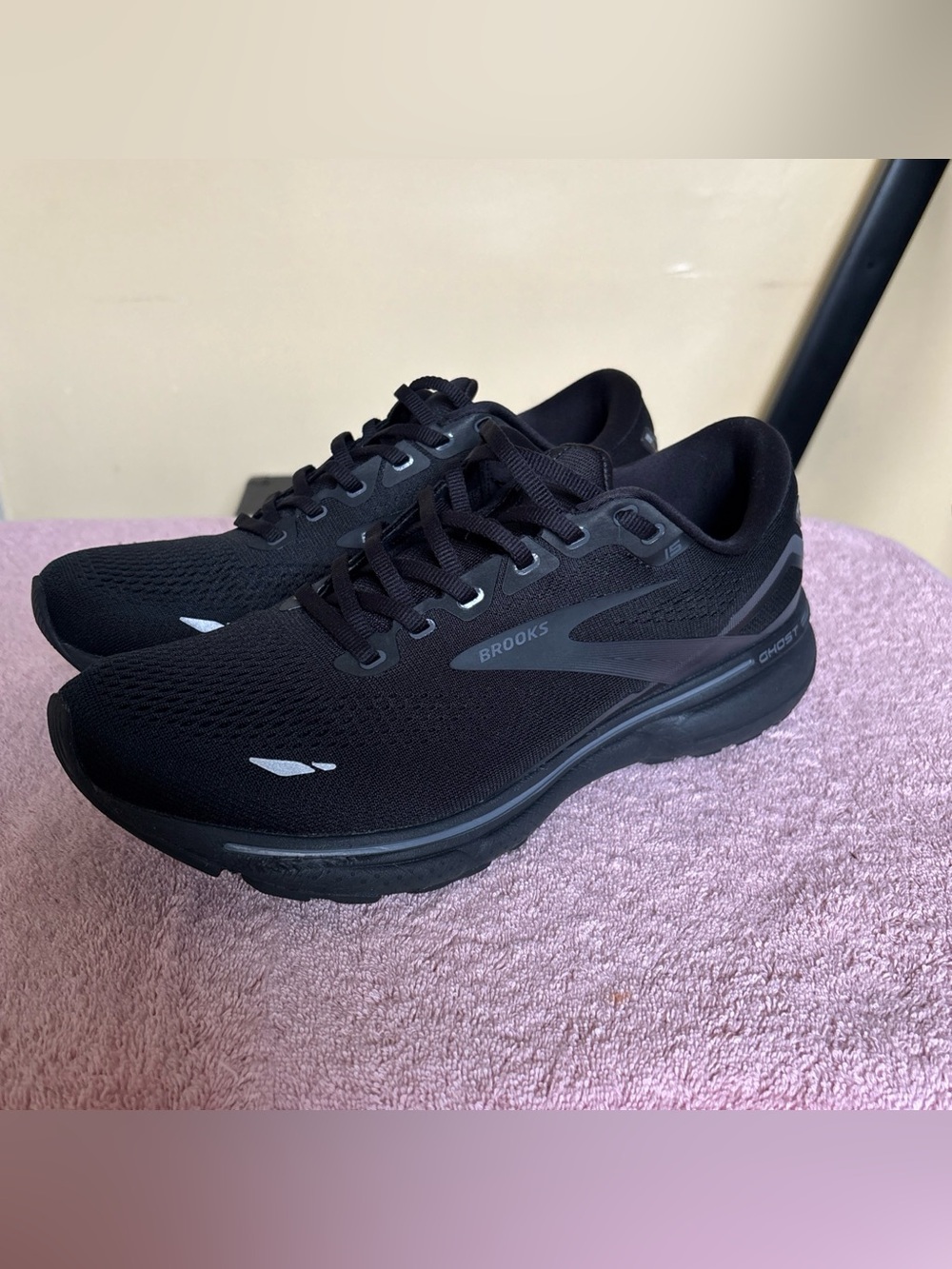 EUC Brooks Men's Ghost 15 Neutral Running Shoe Black/Black/Ebony 11 Medium D